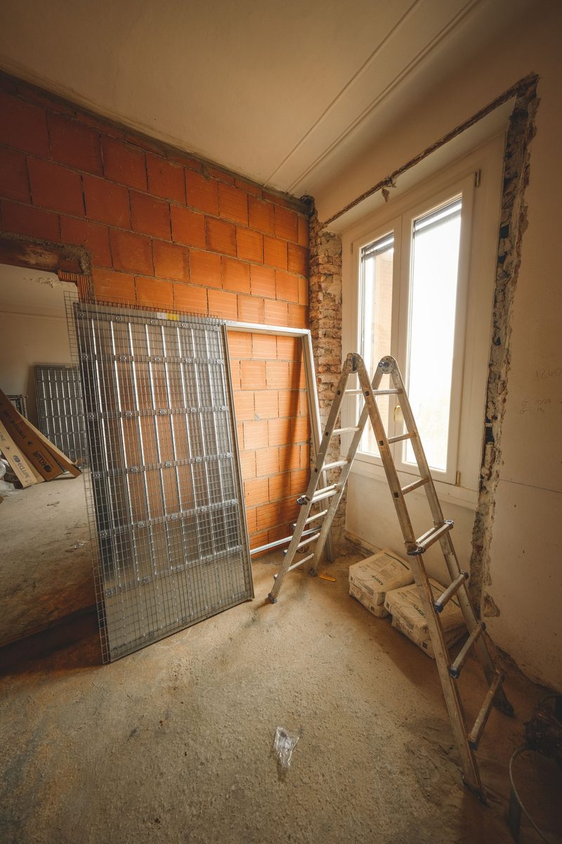 Wohnraum während der Sanierung mit neuem Fenster
